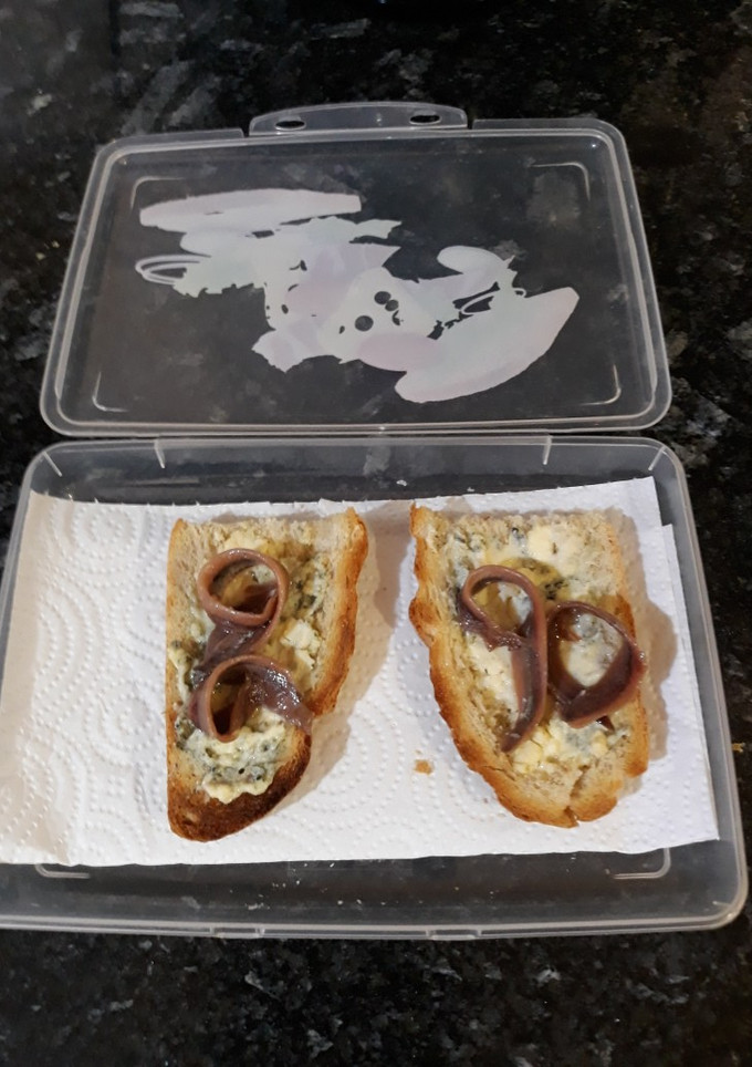 Una foto de Tostadas de queso azul con anchoas