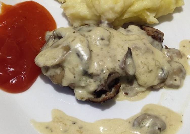 Baked chicken with mushroom sauce and mashed potato