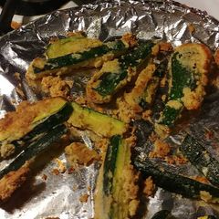 A picture of Parmesan zucchini fries with spicy appetizer dipping sauce.