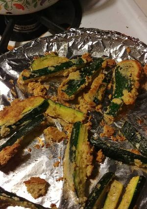 A picture of Parmesan zucchini fries with spicy appetizer dipping sauce.