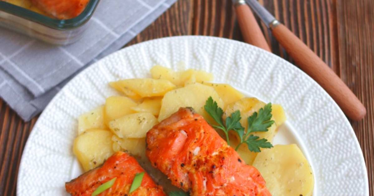 Форель с картошкой в сливках в духовке. Форель запеченная с картофелем. Филе форели с картошкой. Форель филе в духовке с картошкой. Запеченная форель с картошкой.