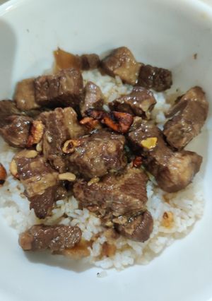 A picture of Beef Pares.