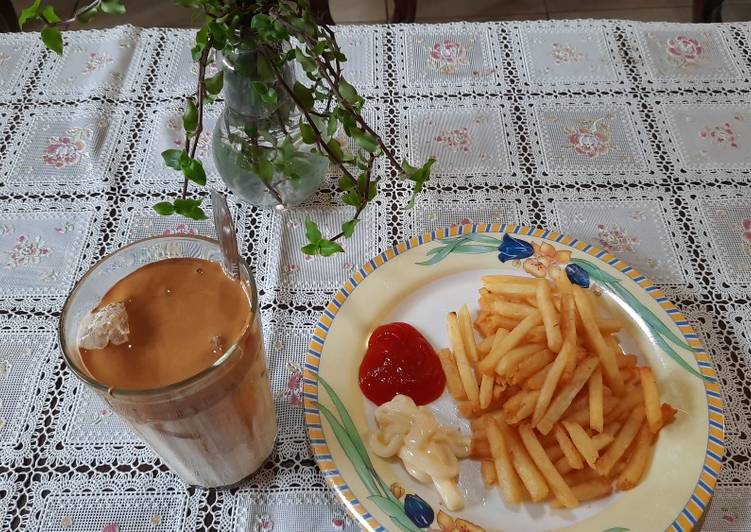 French fries teman minum kopi