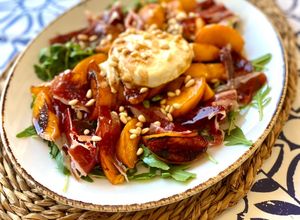 Foto principal de Ensalada de melocotón a la plancha, jamón ibérico y queso de cabra