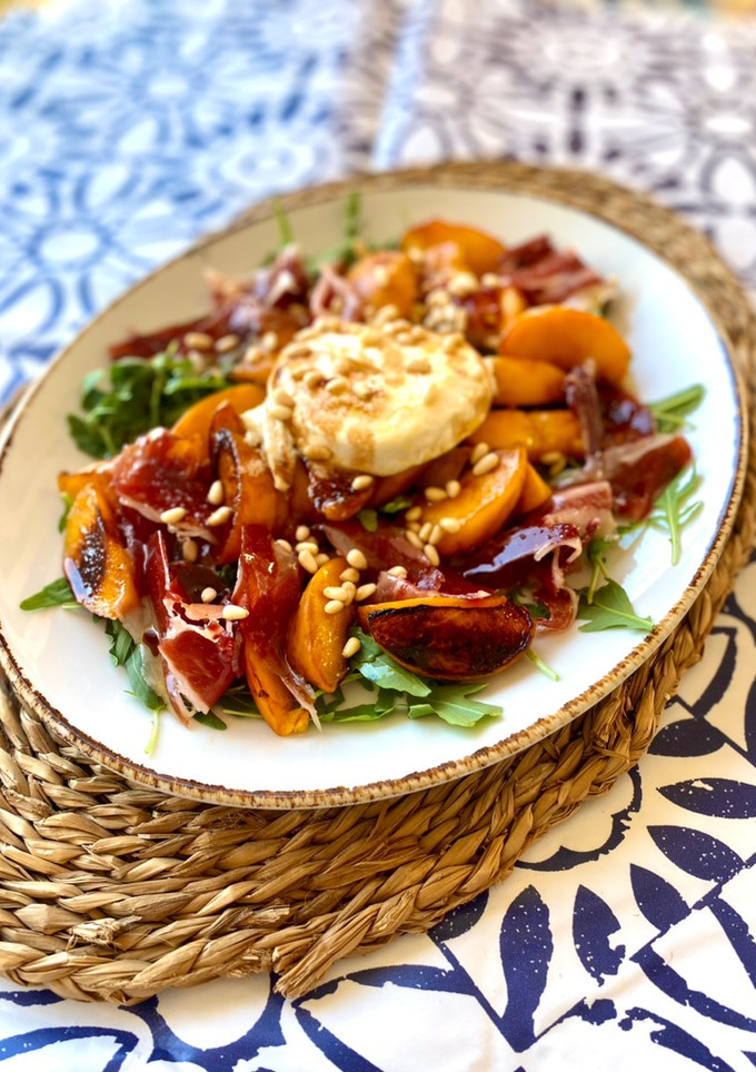 Una foto de Ensalada de melocotón a la plancha, jamón ibérico y queso de cabra