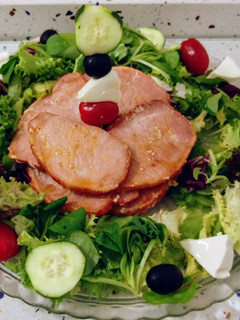 Una foto de Lomo adobado a la plancha y ensalada