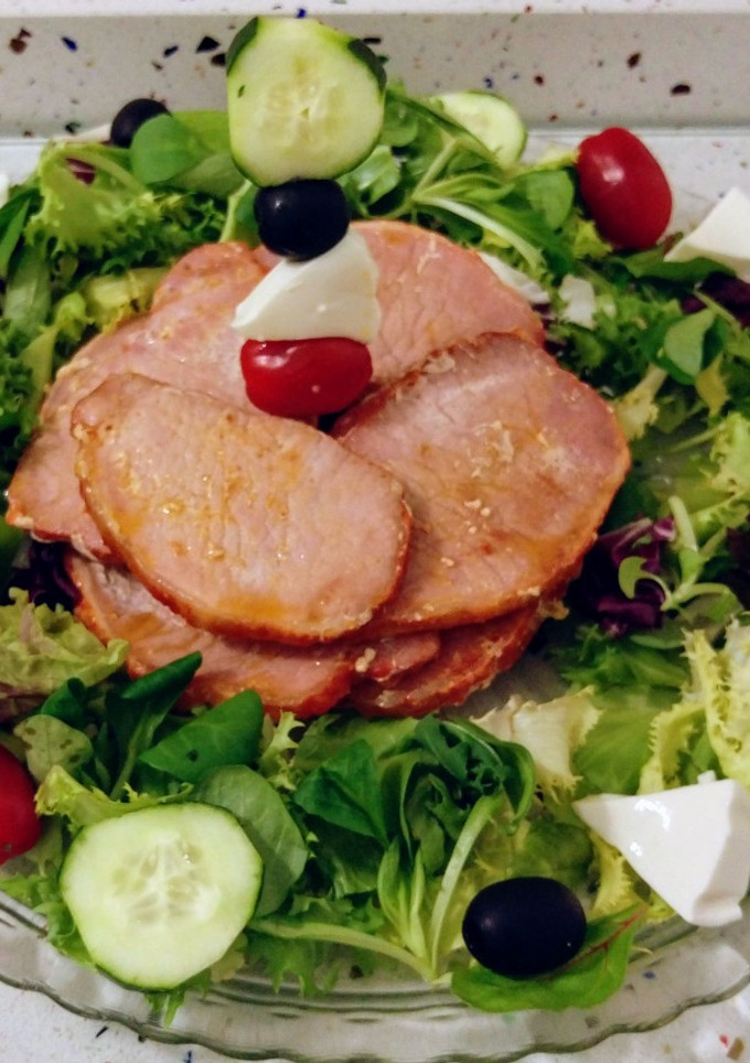 Una foto de Lomo adobado a la plancha y ensalada