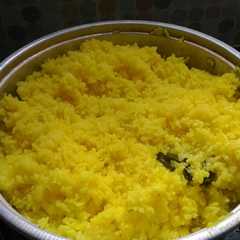A picture of Nasi kuning liwet sederhana.