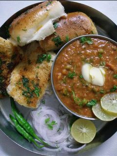पाव भाजी (Pav bhaji recipe in Hindi) रेसिपी मुख्य फोटो