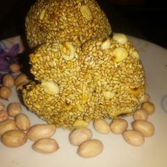 A picture of Ghude peanut laddu.