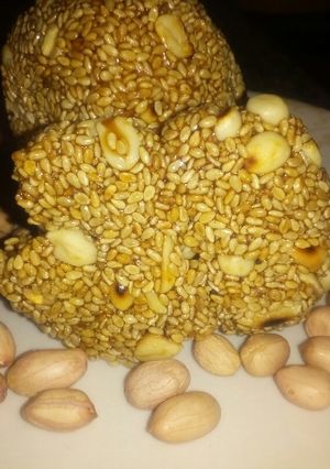 A picture of Ghude peanut laddu.