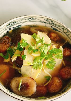 Hình của món Canh Măng Củ Tươi Nấu Nấm Rơm và Ngưu Bàng.