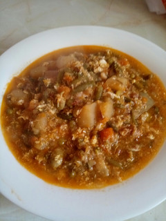 Una foto de Menestras con carne huevo y chorizo