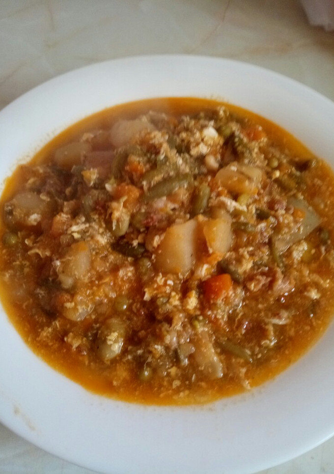 Una foto de Menestras con carne huevo y chorizo