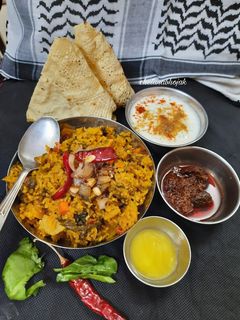 पालक डाळ खिचडी (palak dal khichadi recipe in marathi) रेसिपी चे मुख्य फोटो
