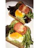 Avokadókrémes toast kenyér tükörtojással és friss zöldségekkel (vegán)