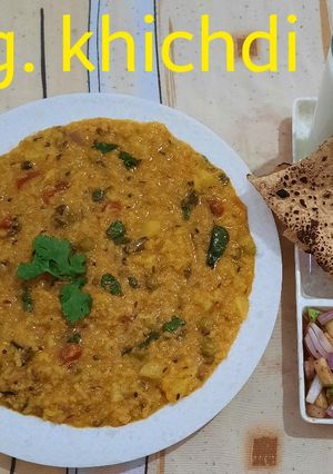 મિક્સ વેજિટેબલ ગ્રેવી ખીચડી (Mix Vegetable Gravy Khichdi Recipe In Gujarati) રેસીપી મુખ્ય ફોટો