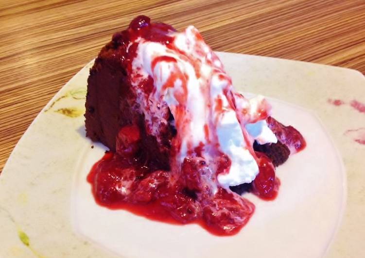 Recetta di Premiato Torta al cioccolato e cacao, con panna e fragole