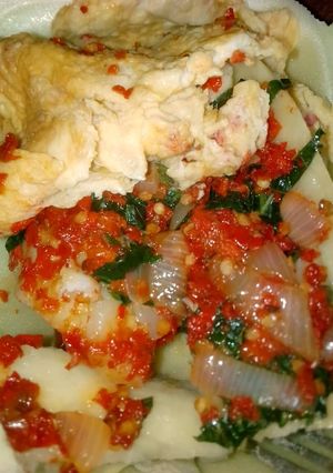 A picture of Yam and green sauce with masar kwai.