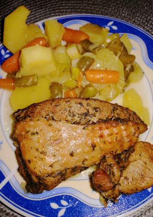 Zöldségágyon sült pulyka- és csirkecombok recept fotója