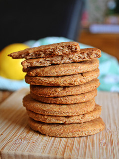 Una foto de Galletas crujientes básicas. Veganas y sin azúcar