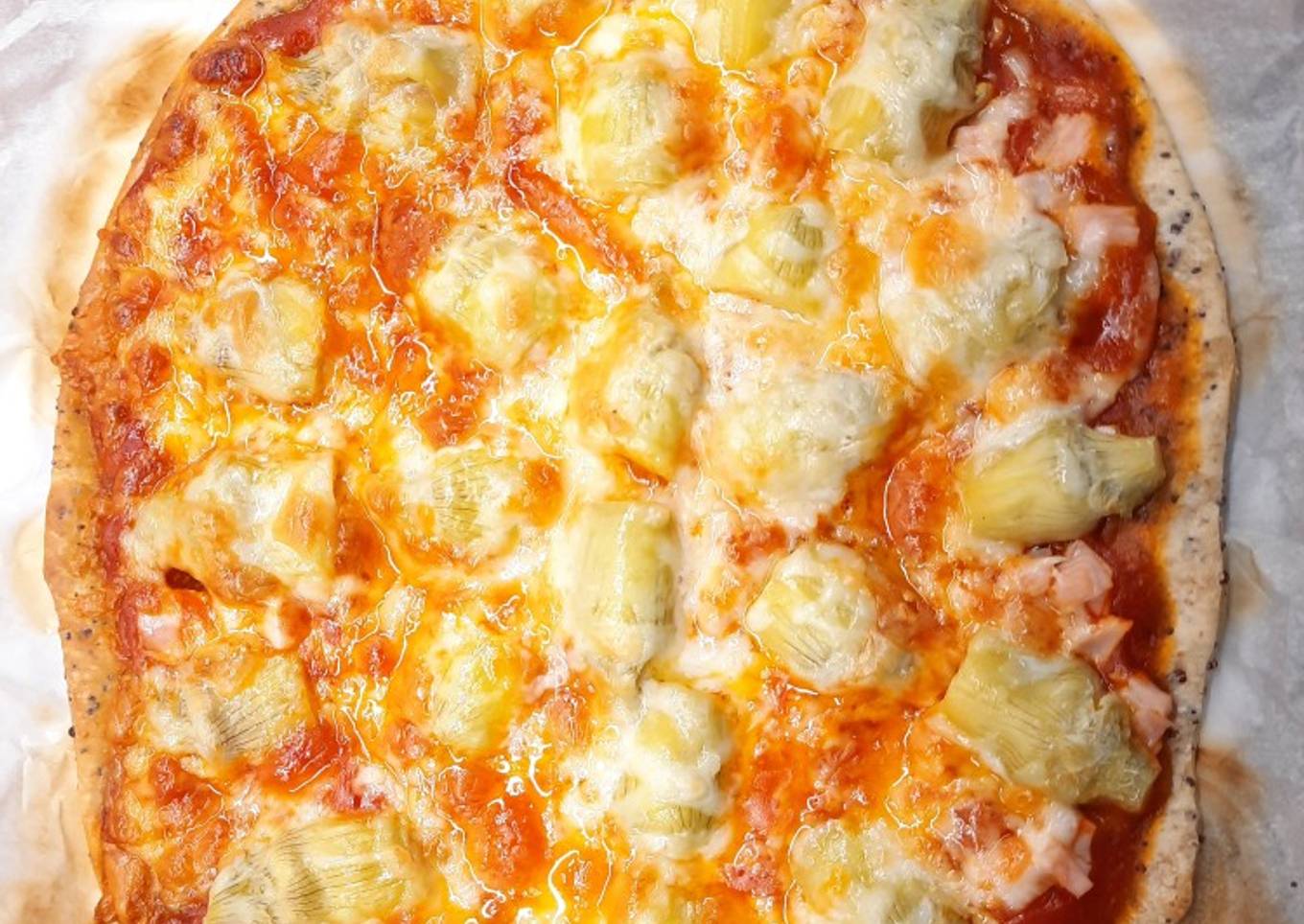 Pizza de pechuga de pavo y alcachofas