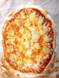 Una foto de Pizza de pechuga de pavo y alcachofas