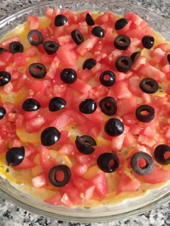 Una foto de Quiche al microondas de calabacín – tomate y aceitunas