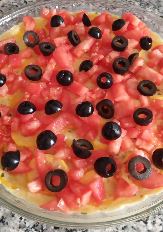 Una foto de Quiche al microondas de calabacín – tomate y aceitunas