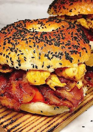 Hình của món Bagels Thịt Hun Khói và Phô Mai Kem (Cream Cheese Bacon & Egg Bagels) 🥯🥯🥯.