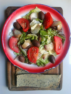 Una foto de Ensalada de Lechuga, Tomate y Cebollas en Escabeche