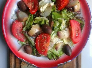 Una foto de Ensalada de Lechuga, Tomate y Cebollas en Escabeche