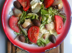 Una foto de Ensalada de Lechuga, Tomate y Cebollas en Escabeche