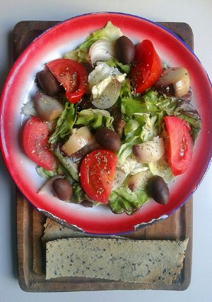 Una foto de Ensalada de Lechuga, Tomate y Cebollas en Escabeche