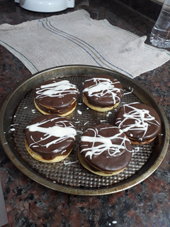 Una foto de Alfajores de dulce de leche bañados en chocolate. Grace