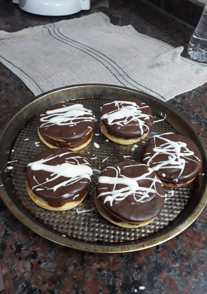Una foto de Alfajores de dulce de leche bañados en chocolate. Grace