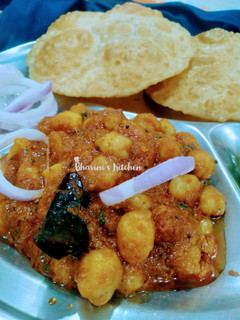 છોલે પૂરી (Chhole Poori Recipe In Gujarati) રેસીપી મુખ્ય ફોટો