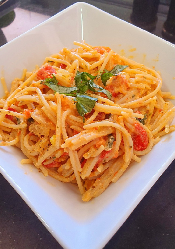 Una foto de Espaguetis en salsa cremosa de tomate, pimientos asados y ricotta