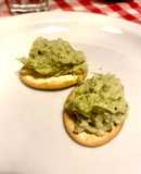Hummus saporito con gambi di broccolo