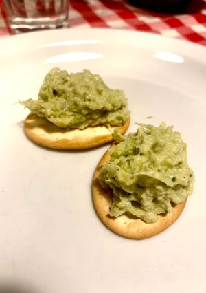 Foto di Hummus saporito con gambi di broccolo