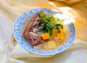 Hình của món Canh Đu Đủ Hầm Giò Heo Rừng.