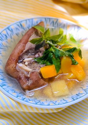 Hình của món Canh Đu Đủ Hầm Giò Heo Rừng.