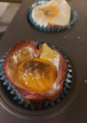 O poză a rețetei Coșărcuțe de șuncă cu ouă la cuptor.