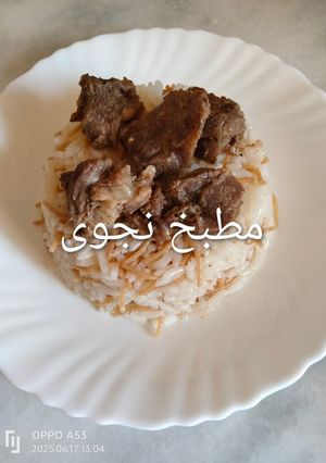 صورة لوصفة ارز بالشعيرية مع قطع اللحم