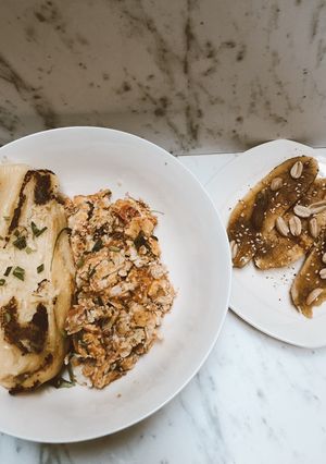 Una foto de Huevos pericos con espinaca, envuelto de maíz y bananos caramelizados con azúcar de coco y maní 🤯