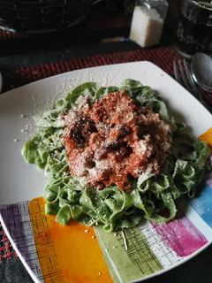 Una foto de Pasta de espinacas y salsa ragù con callampas secas
