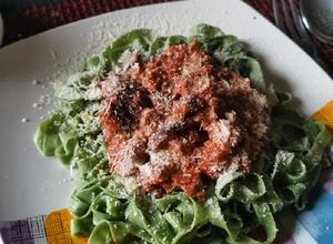 Foto principal de Pasta de espinacas y salsa ragù con callampas secas