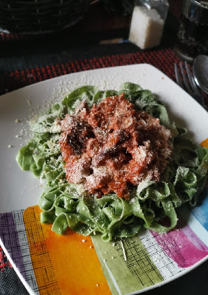 Una foto de Pasta de espinacas y salsa ragù con callampas secas