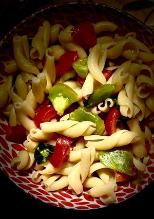 Une photo de Pâtes chaudes sur lit de salade