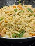 Wok de udon con gambas y verduras a las especias japonesas